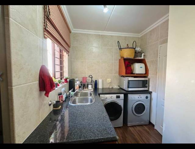 3 BEDROOM TOWNHOUSE FOR SALE IN GLENVISTA